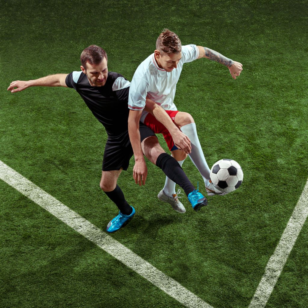 https://miamisporting.club/wp-content/uploads/2023/11/jugador-futbol-que-aborda-pelota-sobre-fondo-hierba-verde.jpg